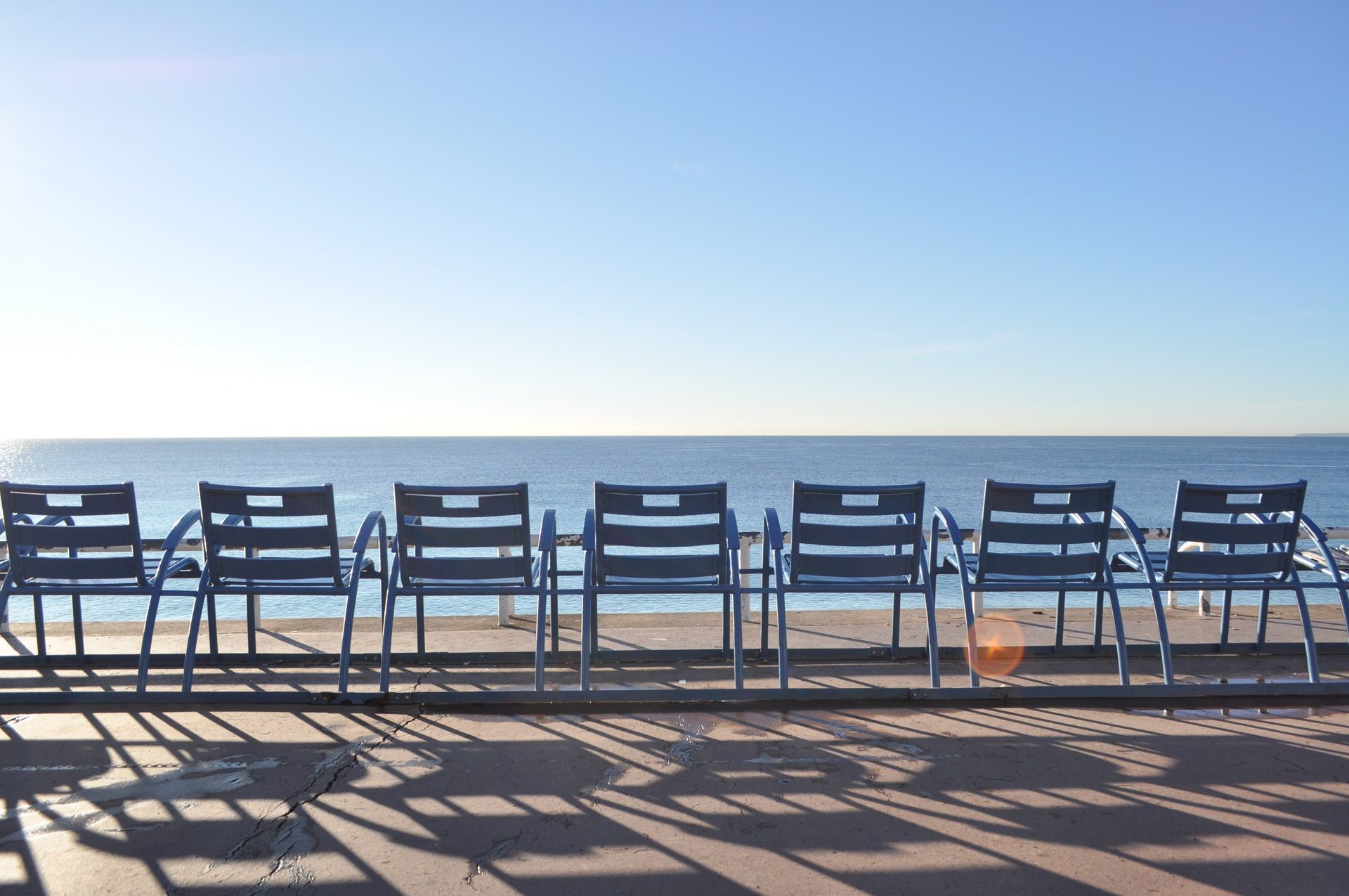 chaise bleue promenade des anglais nice