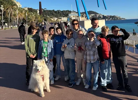Enfants après une chasse au trésor d’anniversaire à Nice