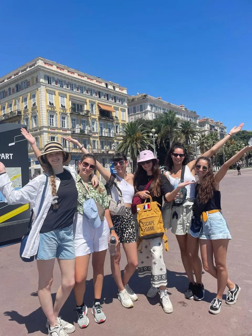 Groupe jouant au Vol Myst&eacute;rieux dans les rues de Nice