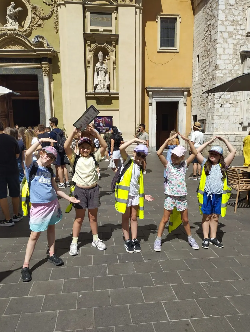 &Eacute;l&egrave;ves r&eacute;solvant une &eacute;nigme devant la cath&eacute;drale Sainte-R&eacute;parate dans le Vieux Nice