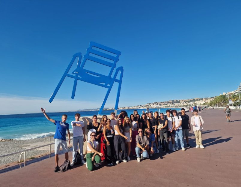 Groupe de jeunes devant la Chaise Bleue &agrave; Nice lors d&rsquo;une sortie scolaire